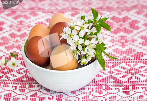 Image of Easter eggs on the table in a ceramic vase.
