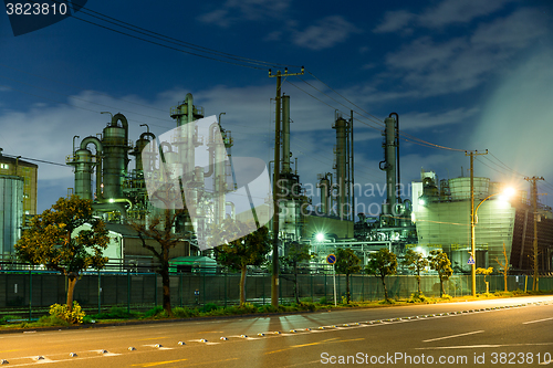 Image of Oil and gas refinery plant at night