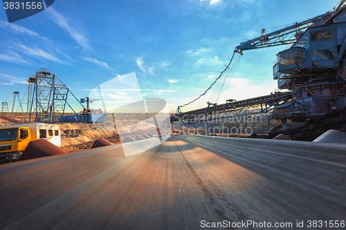 Image of Long conveyor belt transporting ore