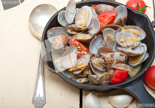 Image of fresh clams on an iron skillet