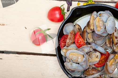 Image of fresh clams on an iron skillet