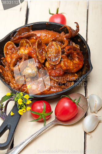 Image of fresh seafoos stew on an iron skillet