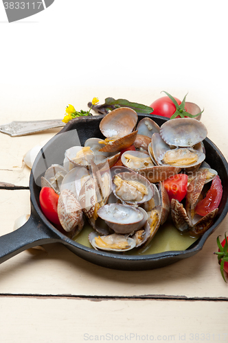 Image of fresh clams on an iron skillet