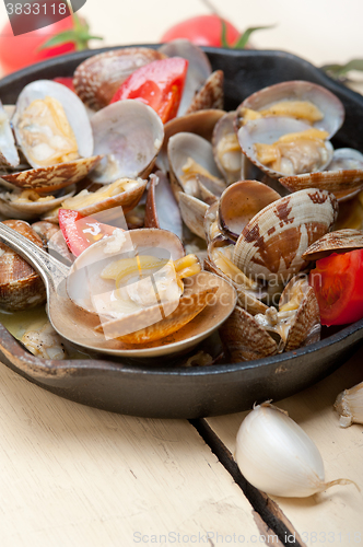 Image of fresh clams on an iron skillet