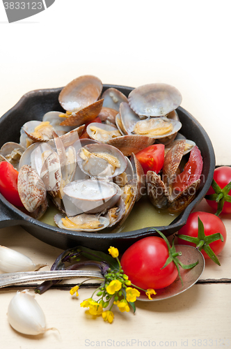 Image of fresh clams on an iron skillet