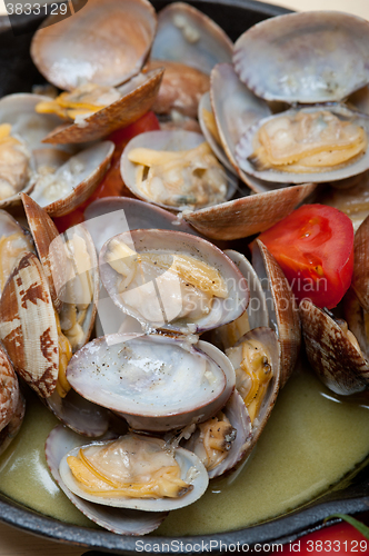 Image of fresh clams on an iron skillet