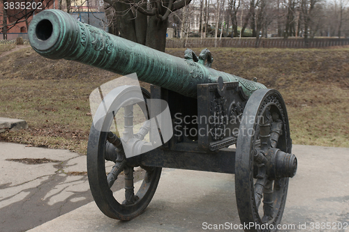 Image of  medieval bronze cannon front view