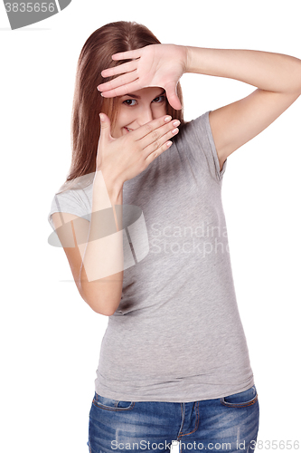 Image of Playful casual woman making frame with hands