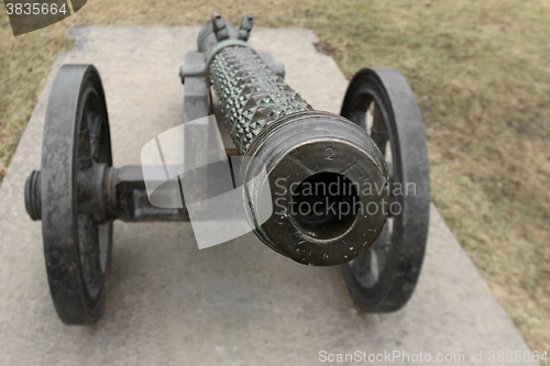 Image of medieval bronze cannon front view