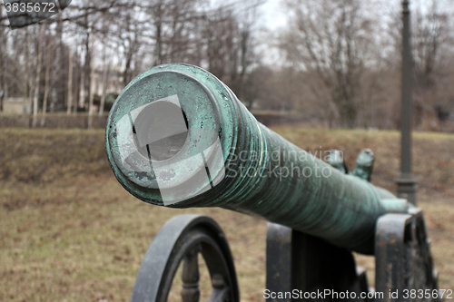 Image of medieval bronze cannon front view