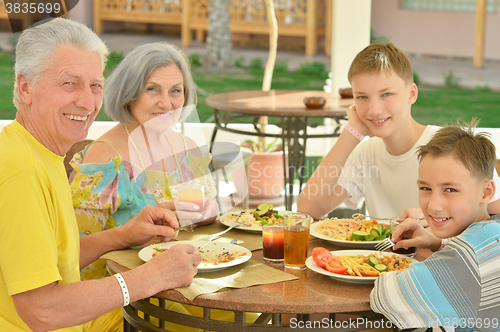 Image of Grandparents with grandchildren at breakfast