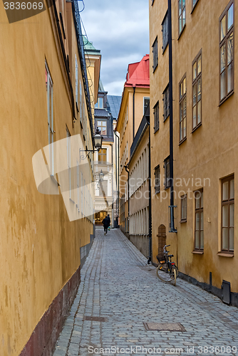 Image of Narrow street.