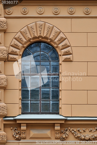 Image of A window with arch and lattice.