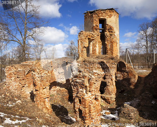 Image of the ruins of an ancient fortress 