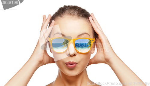 Image of amazed teenage girl in sunglasses