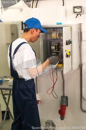 Image of Young electrician performs task of competition