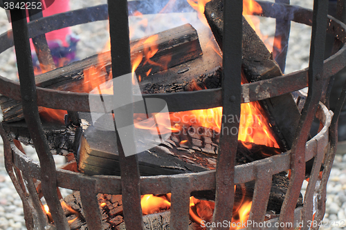 Image of fire in the steel basket\r\n