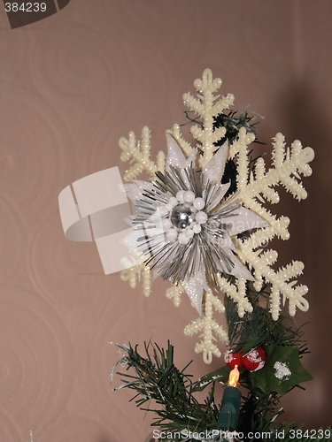 Image of star ontop of the christmas tree