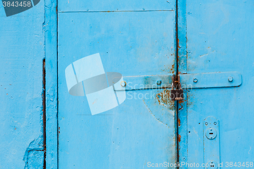 Image of Old lock on the door.