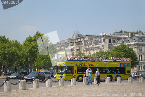 Image of Parisian tourists.