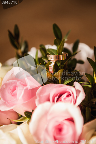 Image of The wedding rings with pink roses 
