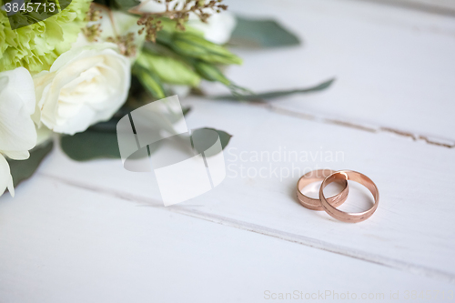 Image of The wedding rings with white roses 