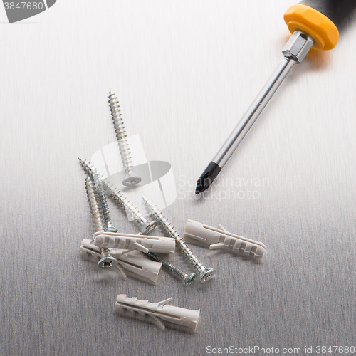 Image of Screwdriver, screws and plastic dowels