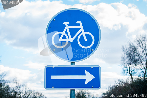 Image of Bike sign with a right pointing arrow