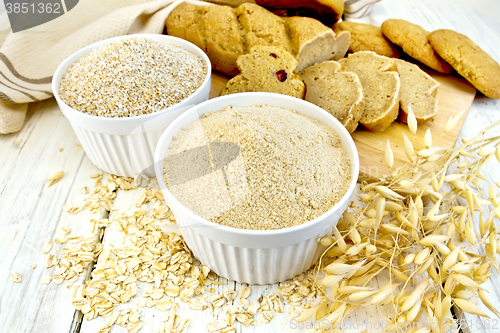 Image of Flour oat in white bowl with bread on board