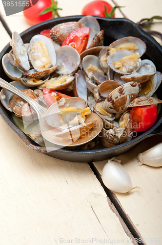 Image of fresh clams on an iron skillet