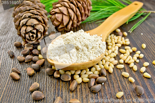 Image of Flour cedar in wooden spoon on board