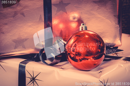 Image of Xmas ornament with a red baubel