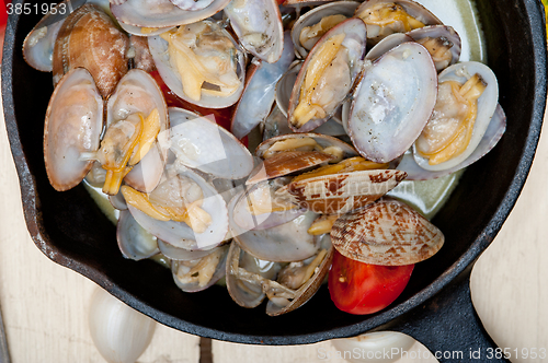 Image of fresh clams on an iron skillet