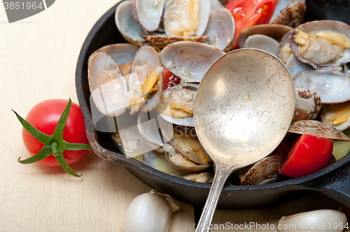 Image of fresh clams on an iron skillet