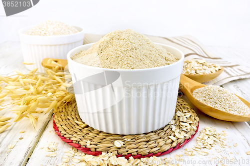 Image of Flour oat in white bowl on board