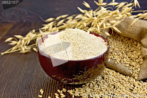 Image of Flour oat in bowl on board