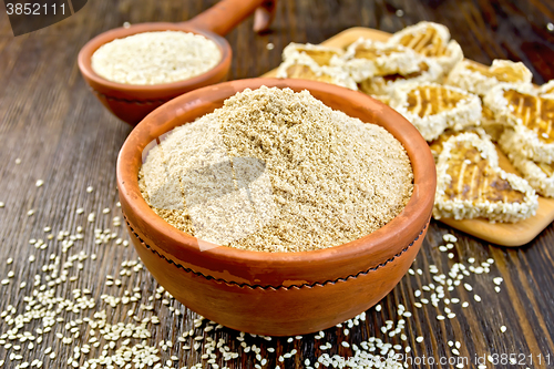 Image of Flour sesame in bowl with cookies on board