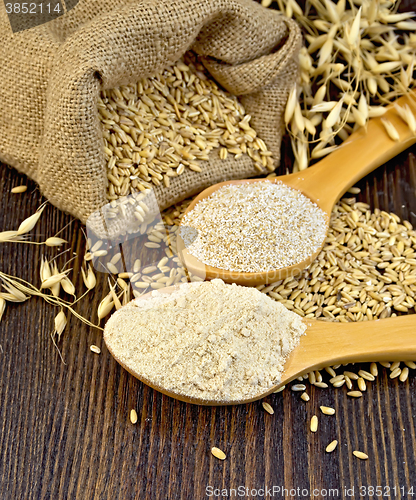 Image of Flour and bran flakes oat in a spoon on the board