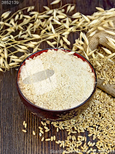 Image of Flour oat in bowl with grain on board