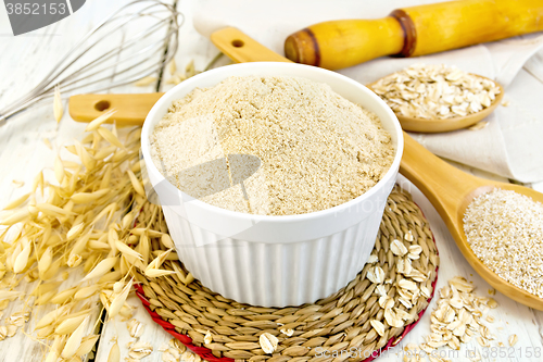 Image of Flour oat in white bowl on light board