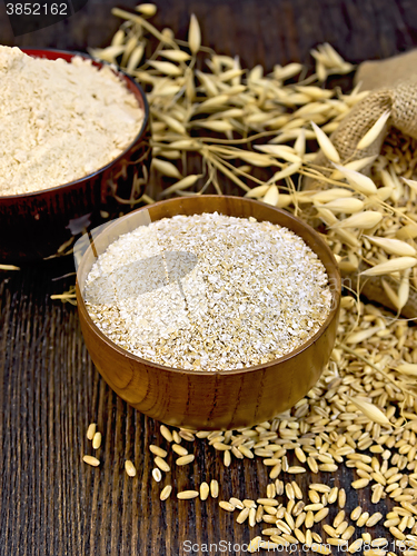 Image of Bran flakes in bowl with grain on board