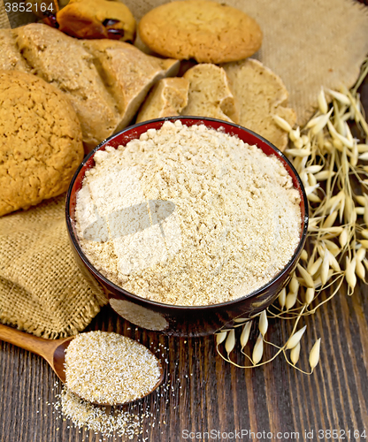 Image of Flour oat in bowl with bread on board