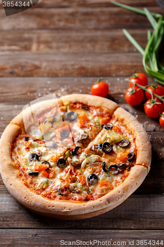 Image of Pizza with tomato, mushroom and olives