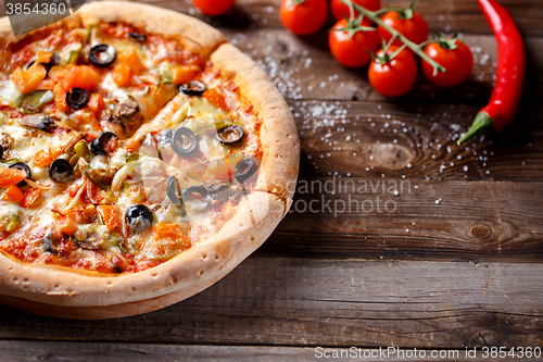 Image of Vegeterian pizza with mushrooms and olives