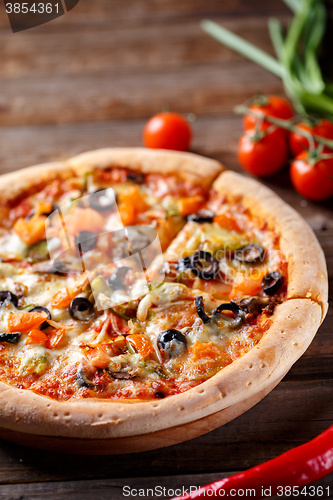 Image of Pizza with tomato, mushroom and olives