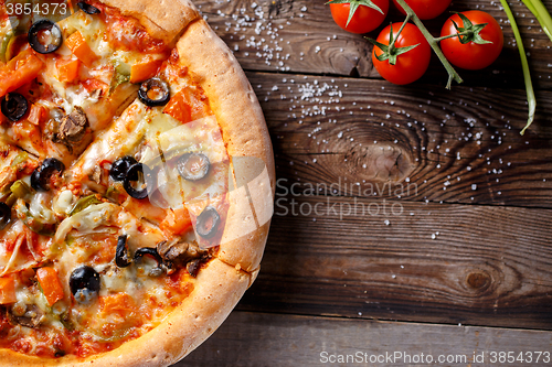 Image of Vegeterian pizza with mushrooms and olives