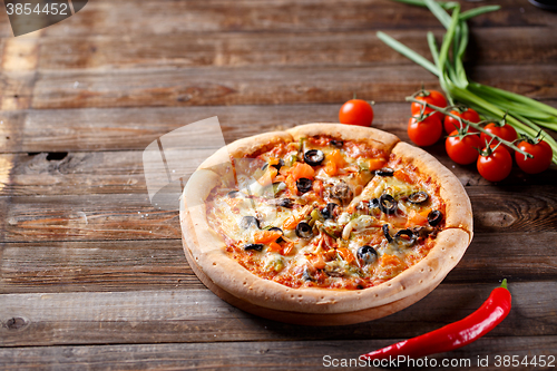 Image of Pizza with tomato, mushroom and olives