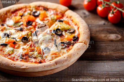 Image of Vegeterian pizza with mushrooms and olives