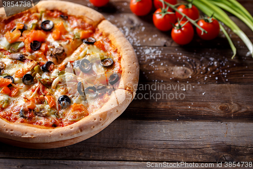 Image of Vegeterian pizza with mushrooms and olives