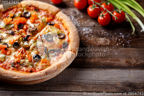 Image of Vegeterian pizza with mushrooms and olives